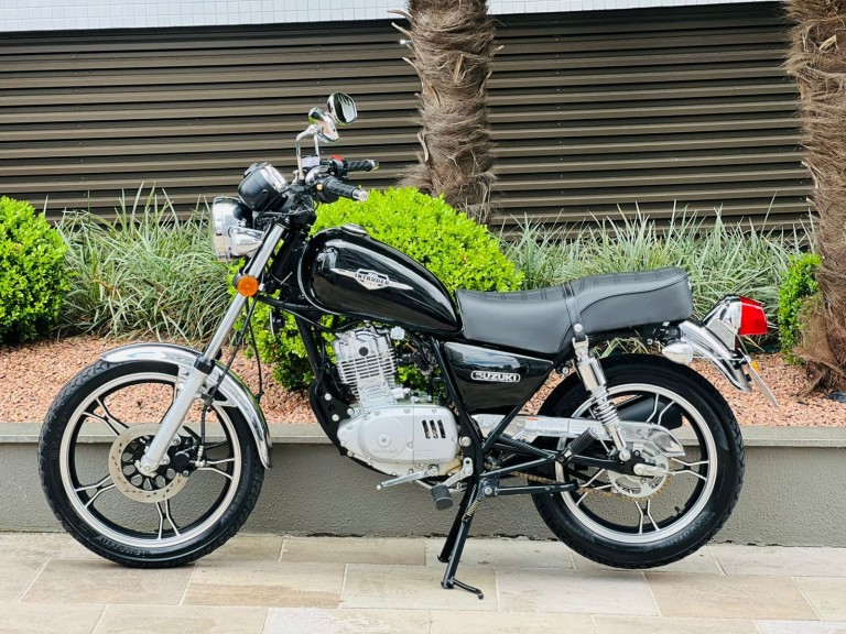 SUZUKI - INTRUDER - 2015/2016 - Preta - R$ 12.600,00