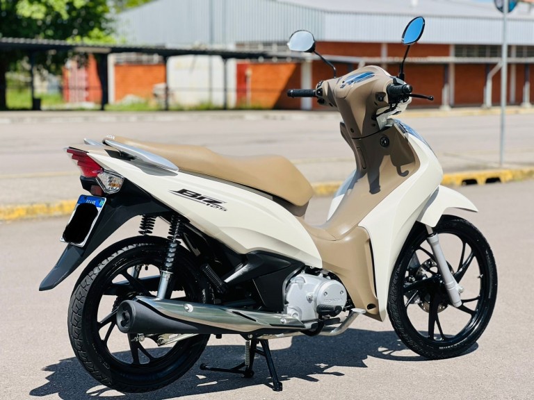 HONDA - BIZ 125 - 2023/2024 - Branca - R$ 18.000,00